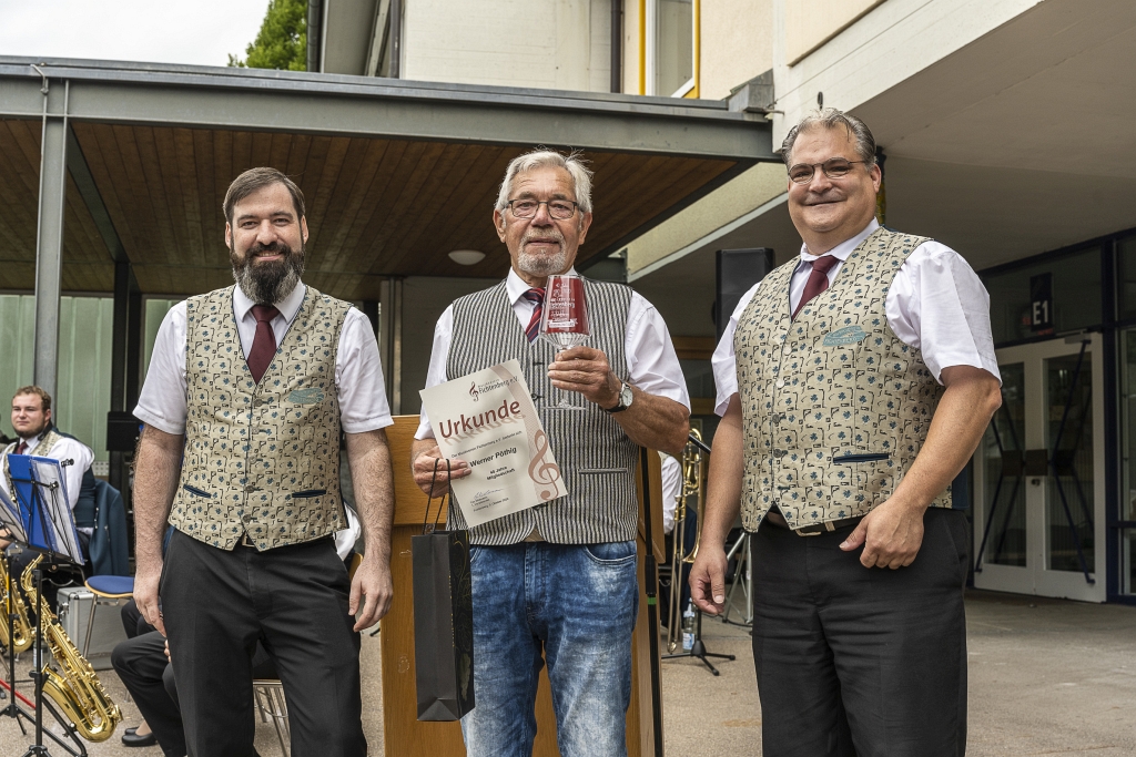 Ehrenmitglied Werner Pöthig erhält stellvertretend für alle Gründungsmitglieder die Urkunde und als Geschenk ein Weinglas mit Gravur